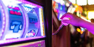Sesi permainan live casino dengan dealer profesional di ratuular77